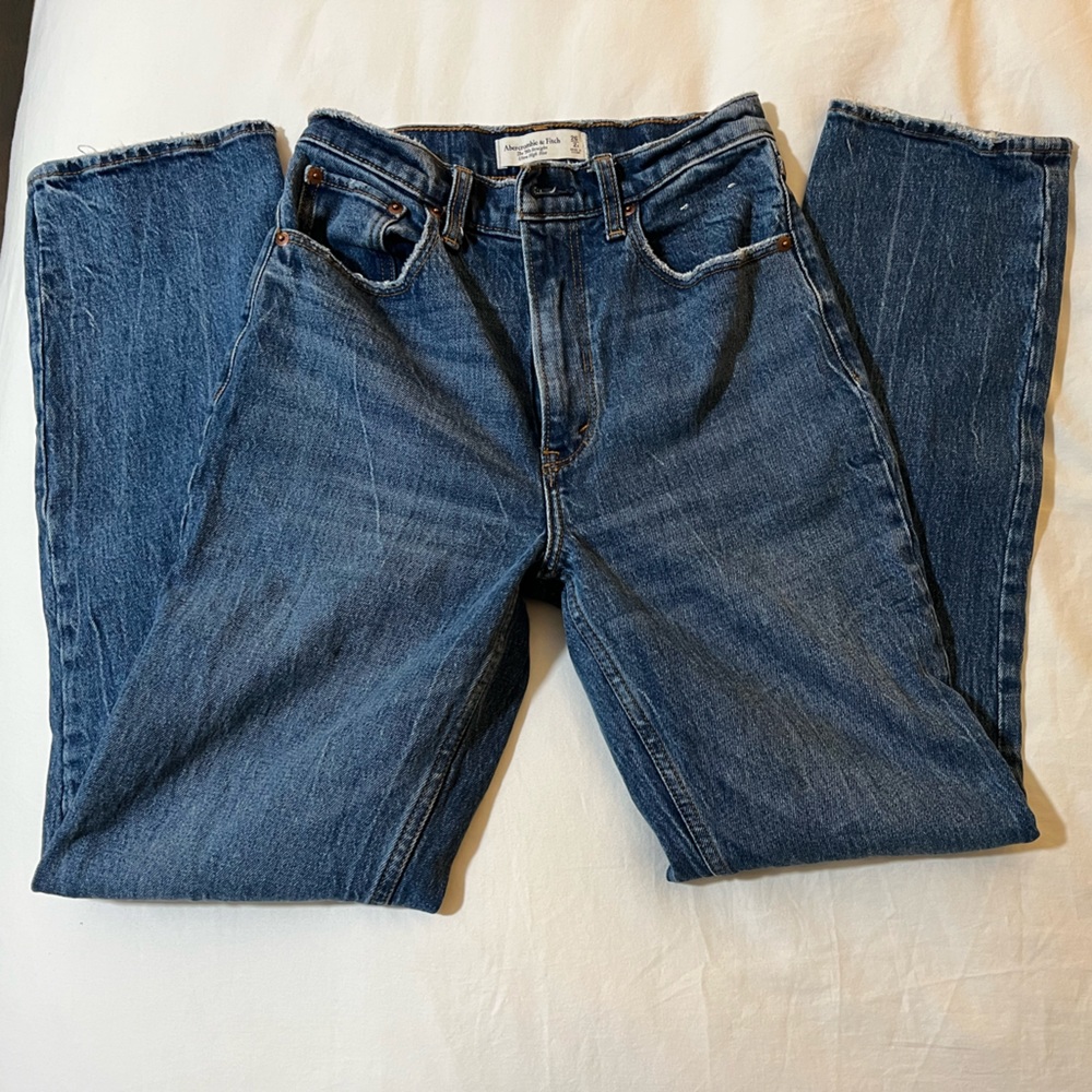 Abercrombie The '90s Straight
Ultra High Rise Jean